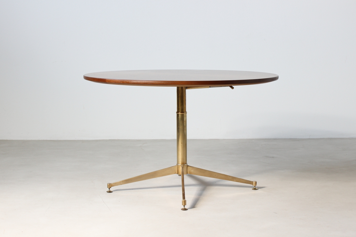 Tavolo con meccanismo saliscendi, base in ottone e piano in noce. Italia, 1950ca.