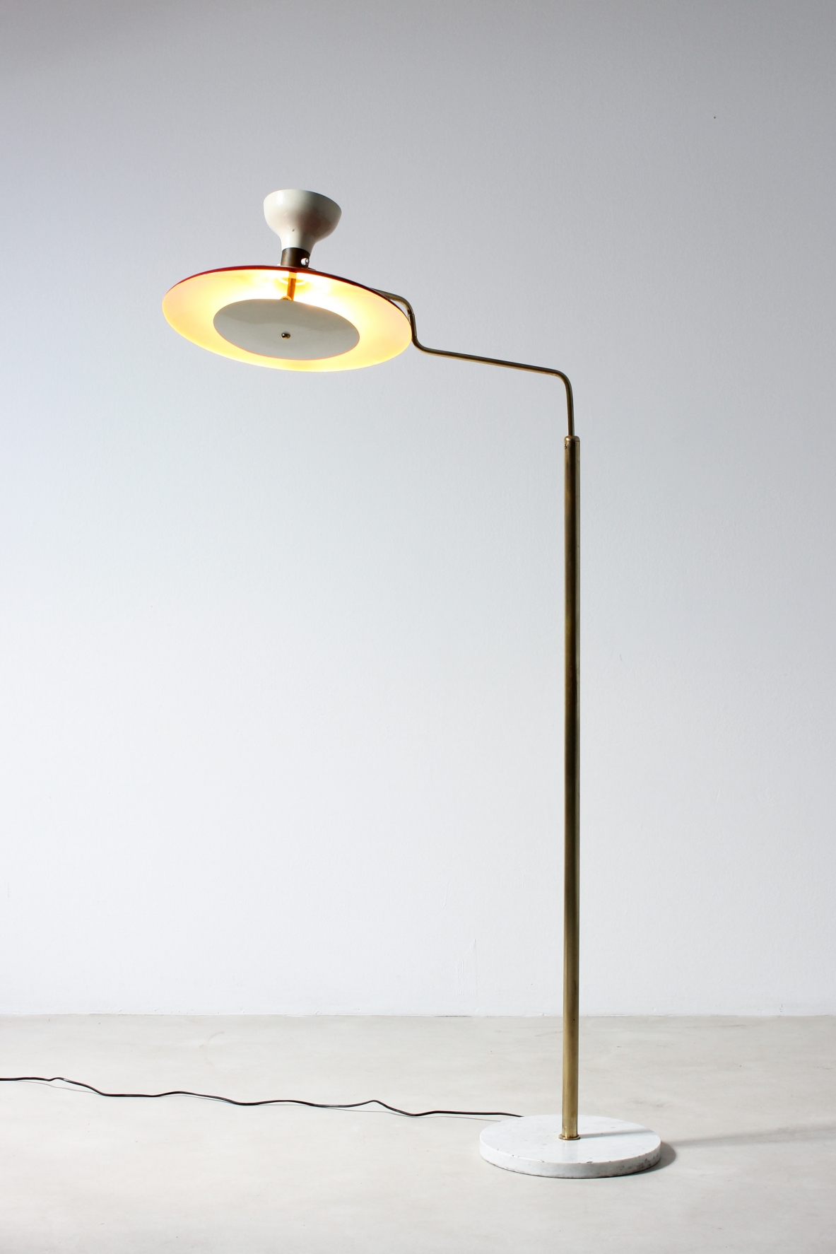 Floor lamp with two lights and hat in enamelled metal, brass stem and marble base. Italian manufacture, 1950's