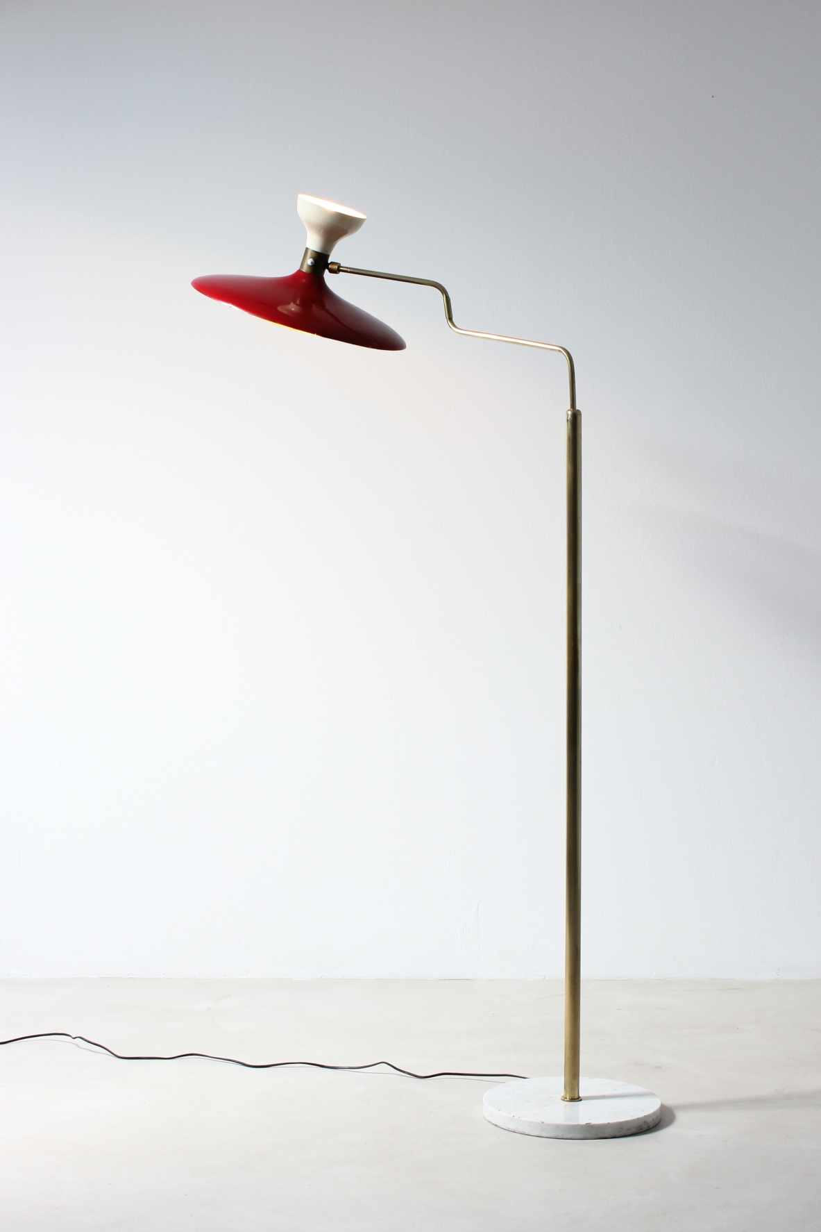 Floor lamp with two lights and hat in enamelled metal, brass stem and marble base. Italian manufacture, 1950's