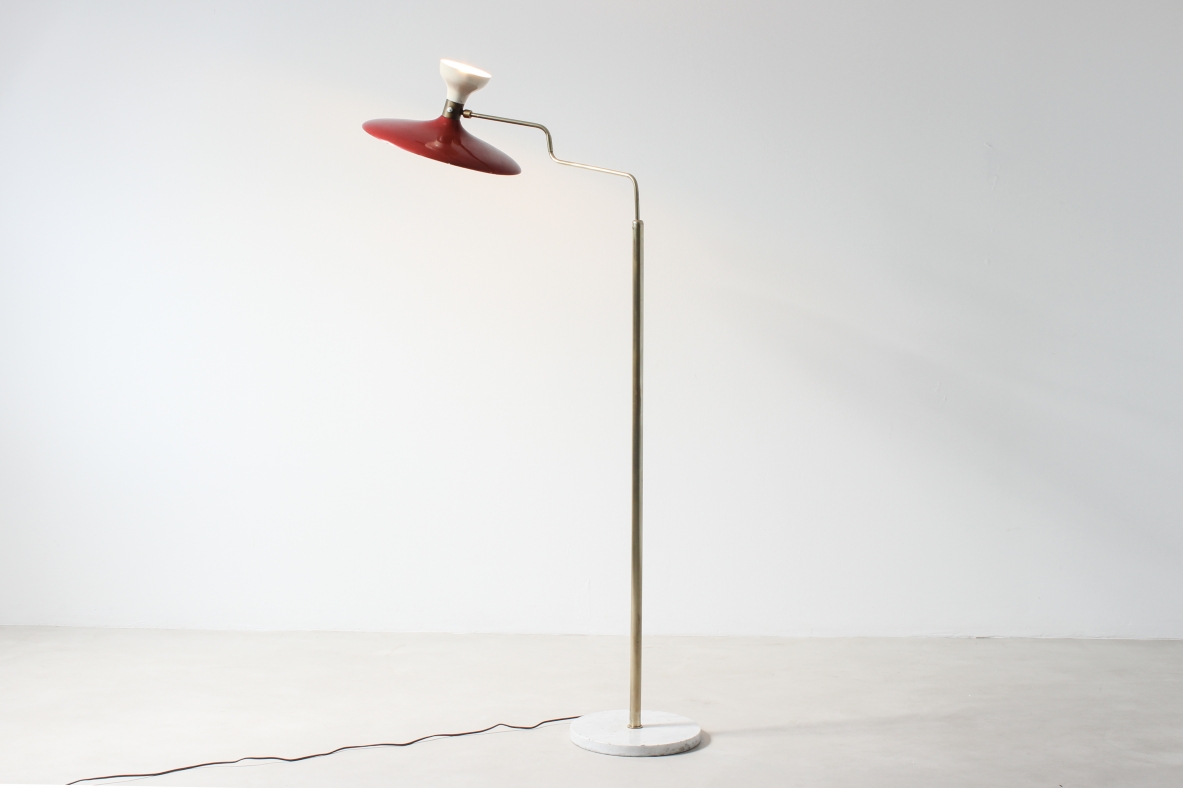 Gilardi e Barzaghi Floor lamp with two lights and hat in enamelled metal, brass stem and marble base. Italian manufacture, 1950's