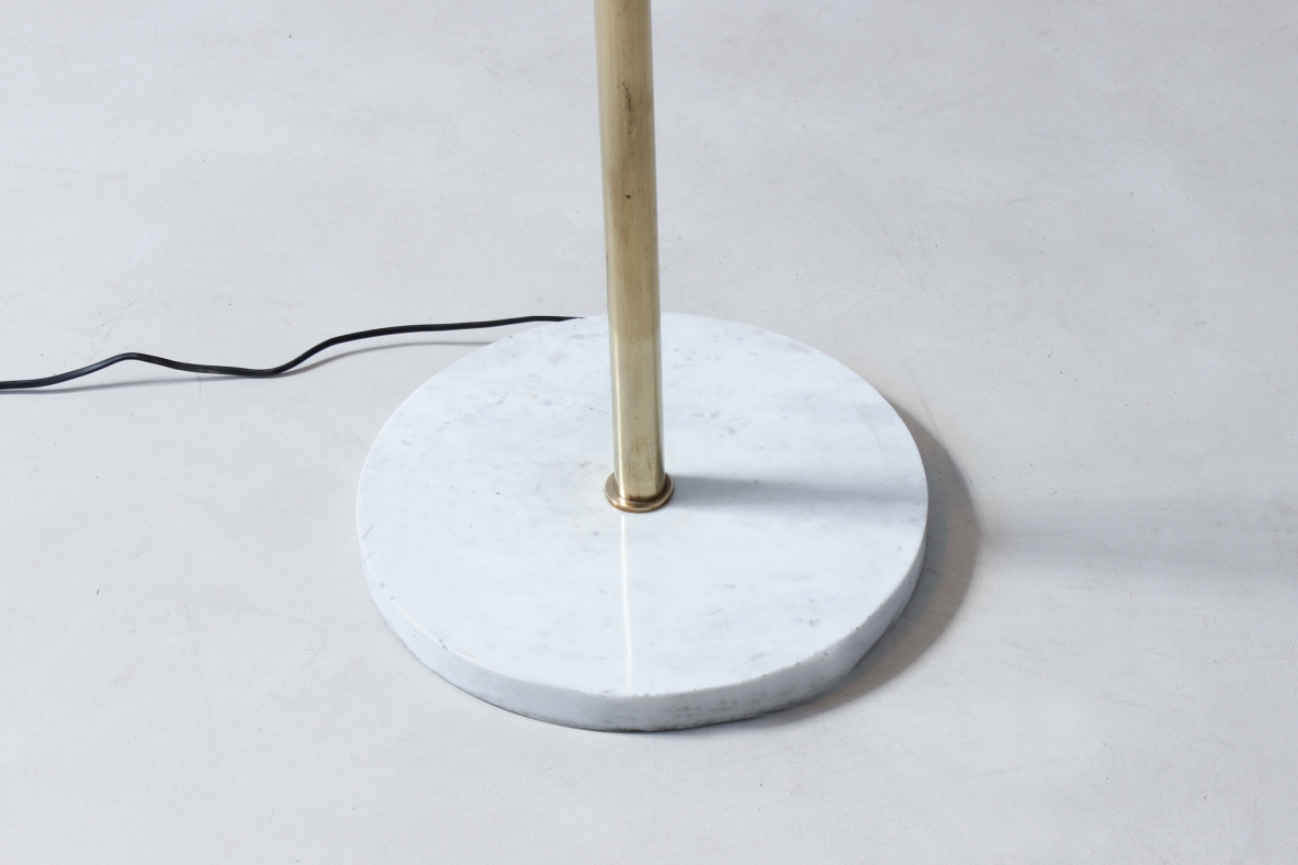 Floor lamp with two lights and hat in enamelled metal, brass stem and marble base. Italian manufacture, 1950's