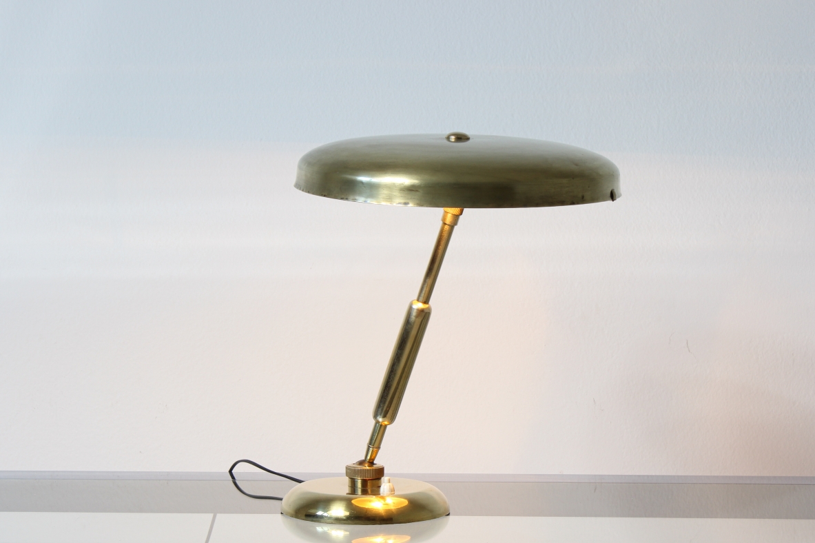 Lampada da tavolo in ottone. Manifattura italiana, 1940ca.