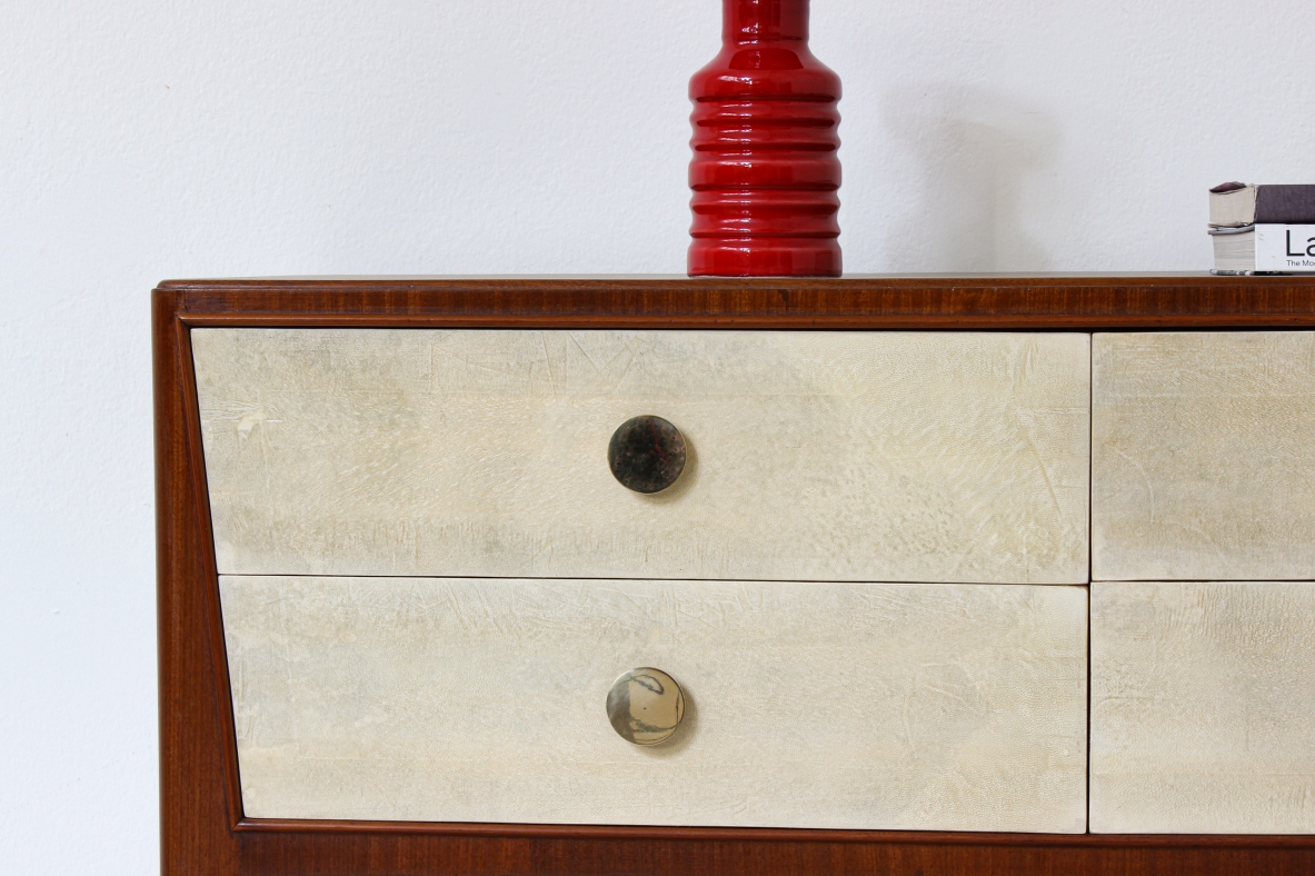 Mobile a quattro cassetti di gusto neoclassico con lunghe gambe che alleggeriscono la struttura, profilo e filettatura sul fronte e maniglie in ottone.  Attribuito a Paolo Buffa, 1950ca.