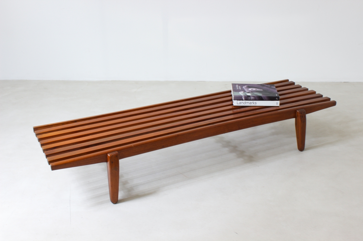 Panca in legno di teak.  Manifattura italiana, 1960ca.