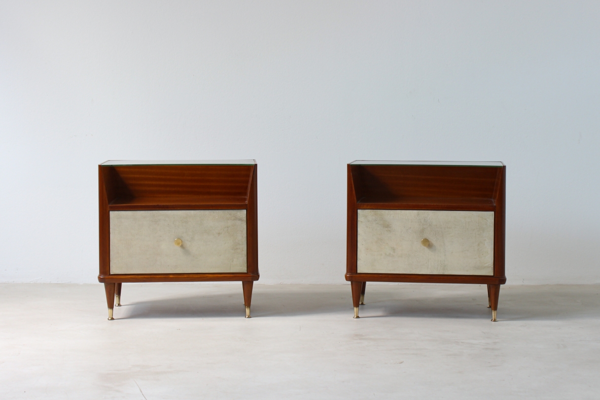 Paolo Buffa (1903 - 1970)  Coppia di comodini con fronte in pergamena e piano in cristallo molato, puntali in ottone e un cassetto all'interno.  Manifattura italiana, 1950ca.