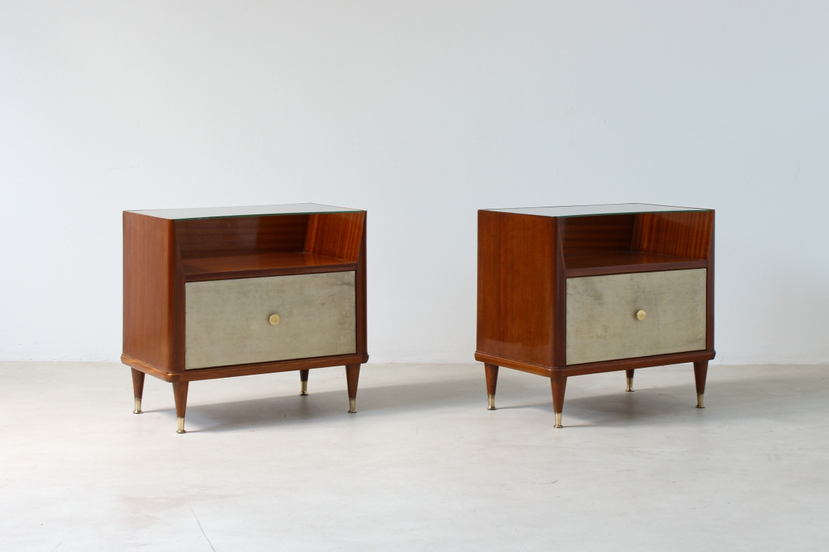Paolo Buffa (1903 - 1970)  Coppia di comodini con fronte in pergamena e piano in cristallo molato, puntali in ottone e un cassetto all'interno.  Manifattura italiana, 1950ca