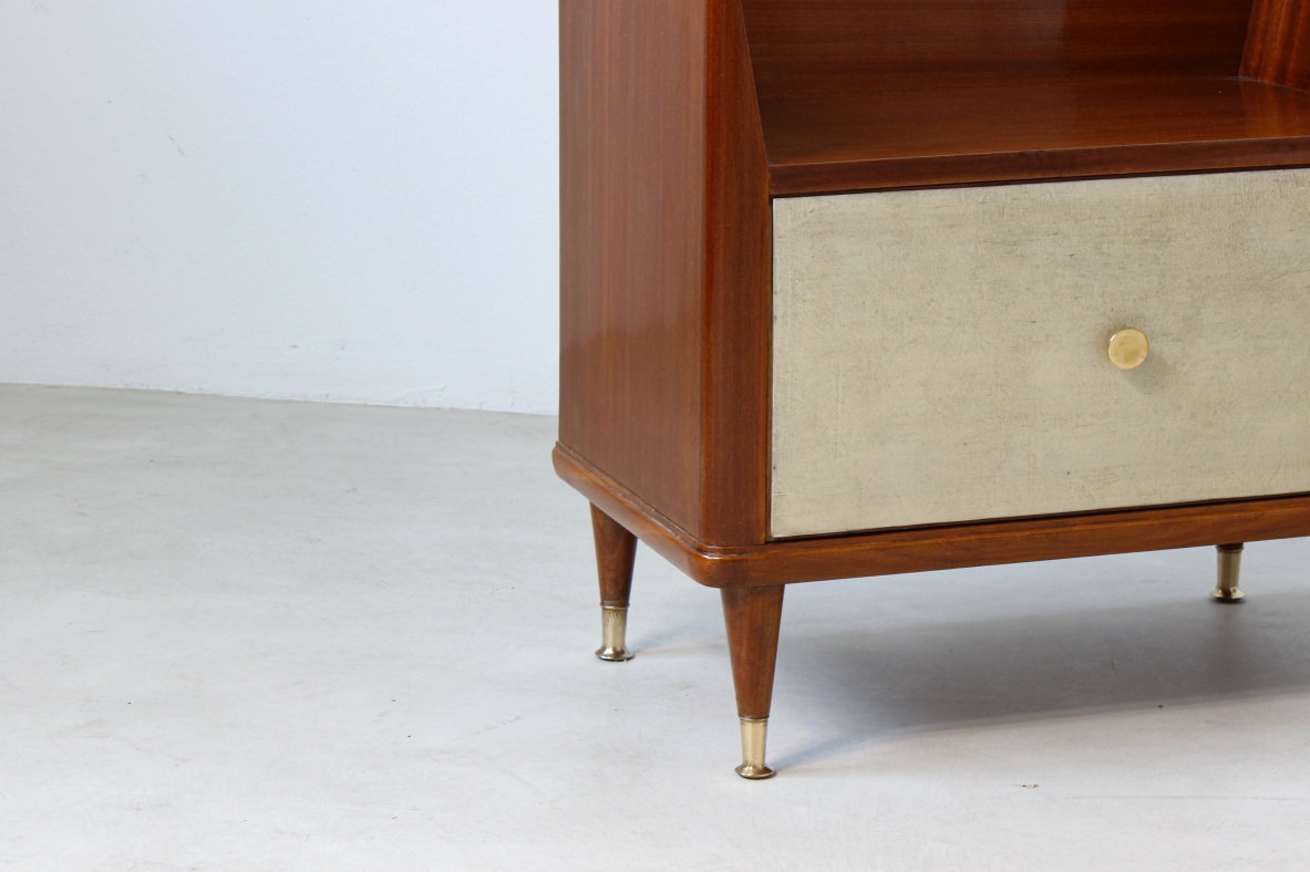 Paolo Buffa (1903 - 1970)  Coppia di comodini con fronte in pergamena e piano in cristallo molato, puntali in ottone e un cassetto all'interno.  Manifattura italiana, 1950ca