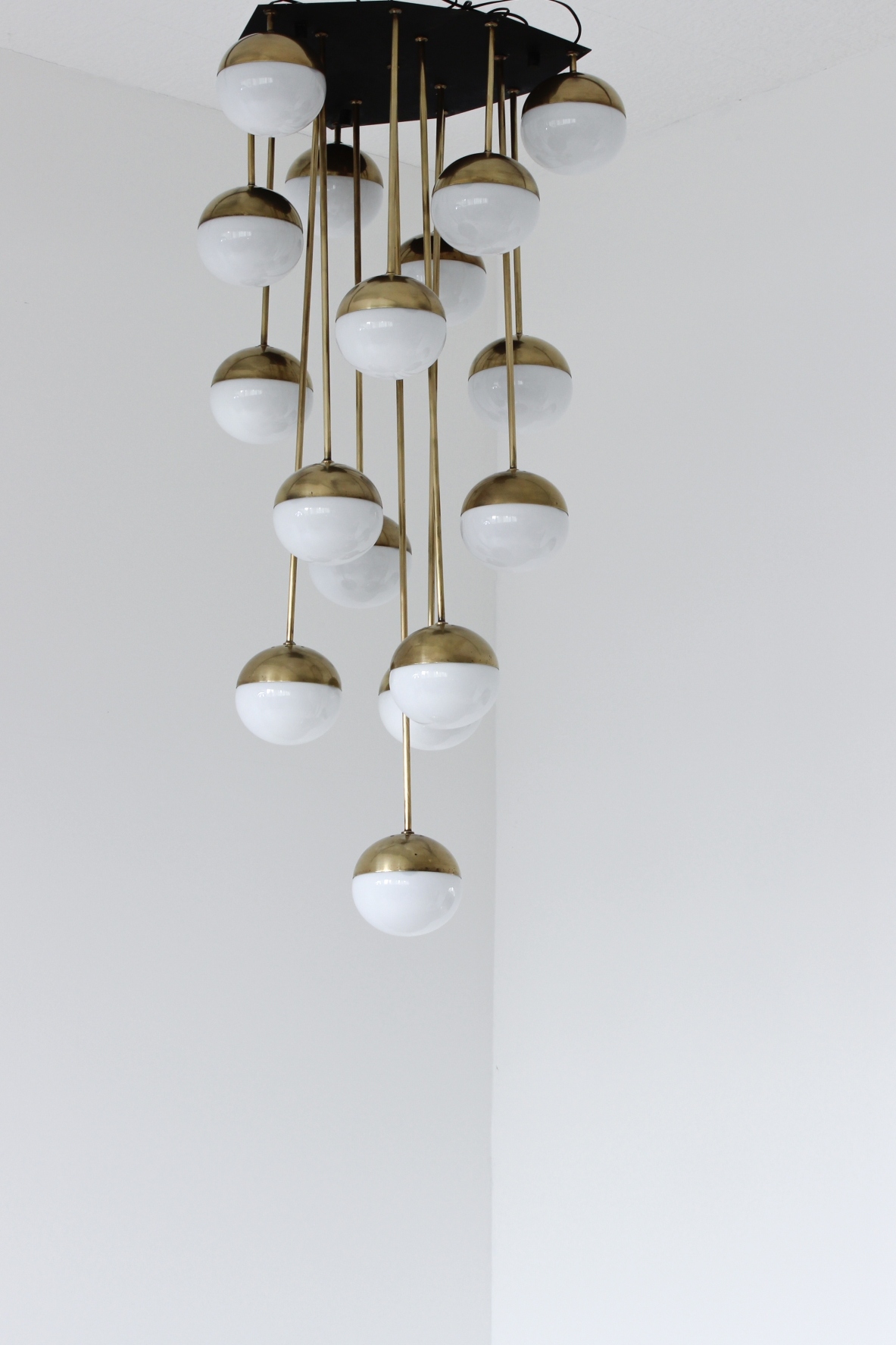 Stilnovo. Grande lampadario a 18 luci con struttura in ottone e vetri opaline. 1960ca.