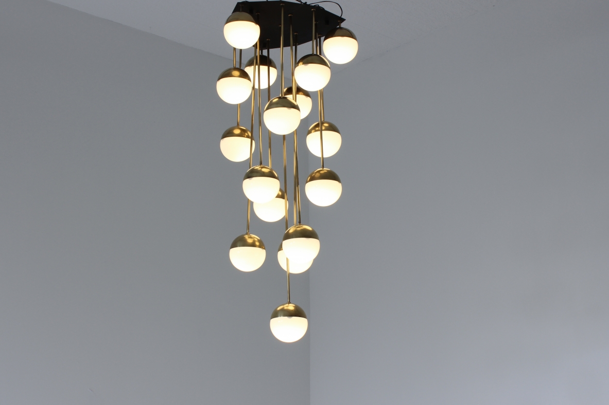 Stilnovo. Grande lampadario a 18 luci con struttura in ottone e vetri opaline. 1960ca.