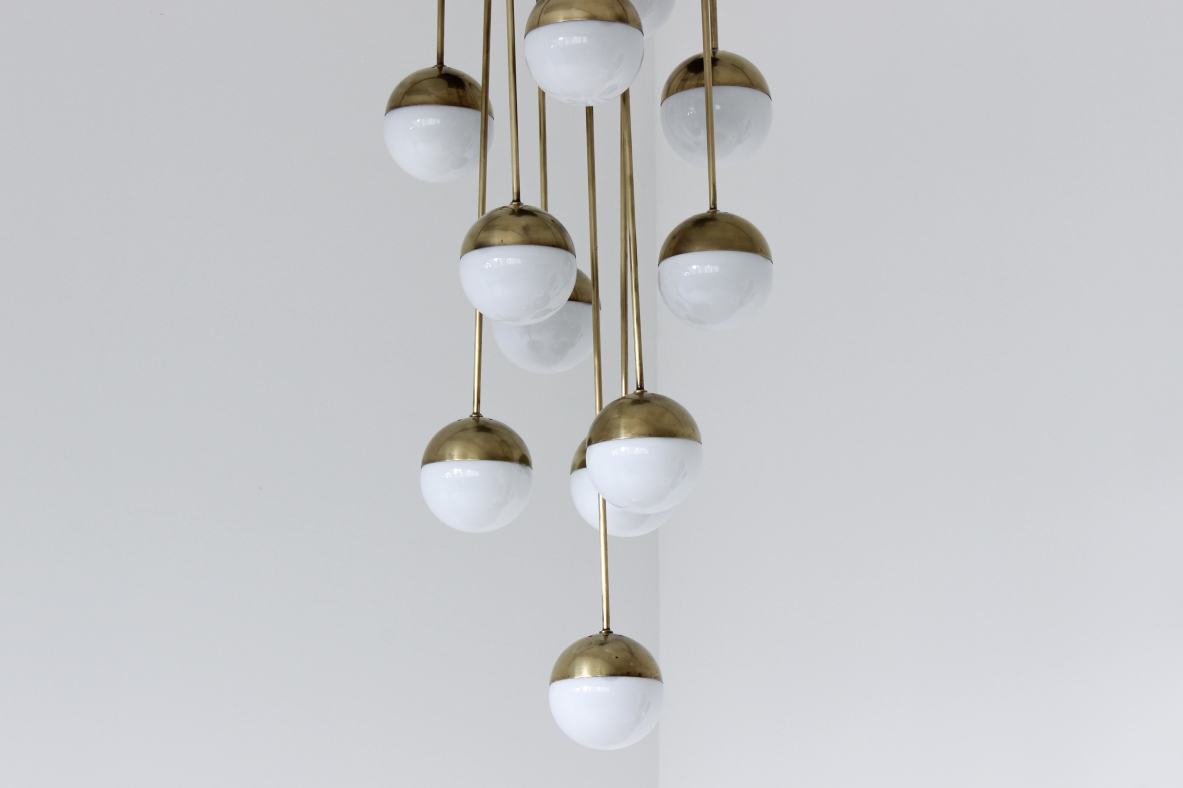 Stilnovo. Grande lampadario a 18 luci con struttura in ottone e vetri opaline. 1960ca.