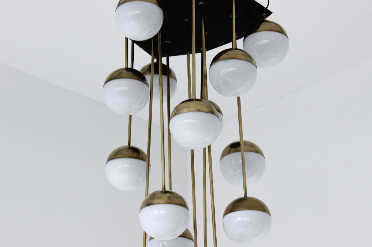 Stilnovo. Grande lampadario a 18 luci con struttura in ottone e vetri opaline. 1960ca.