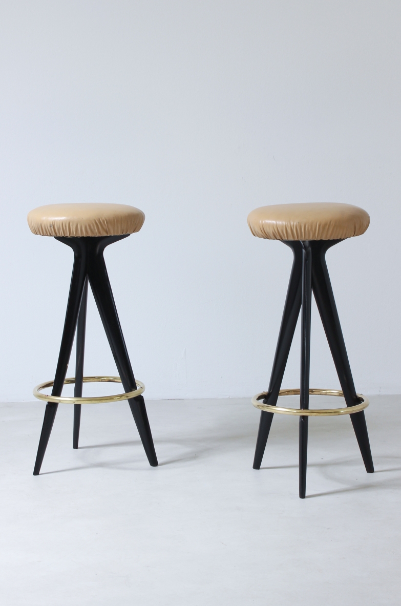 Gianni Vigorelli. Coppia di sgabelli in legno tinto e ottone. Manifattura italiana, 1950ca.
