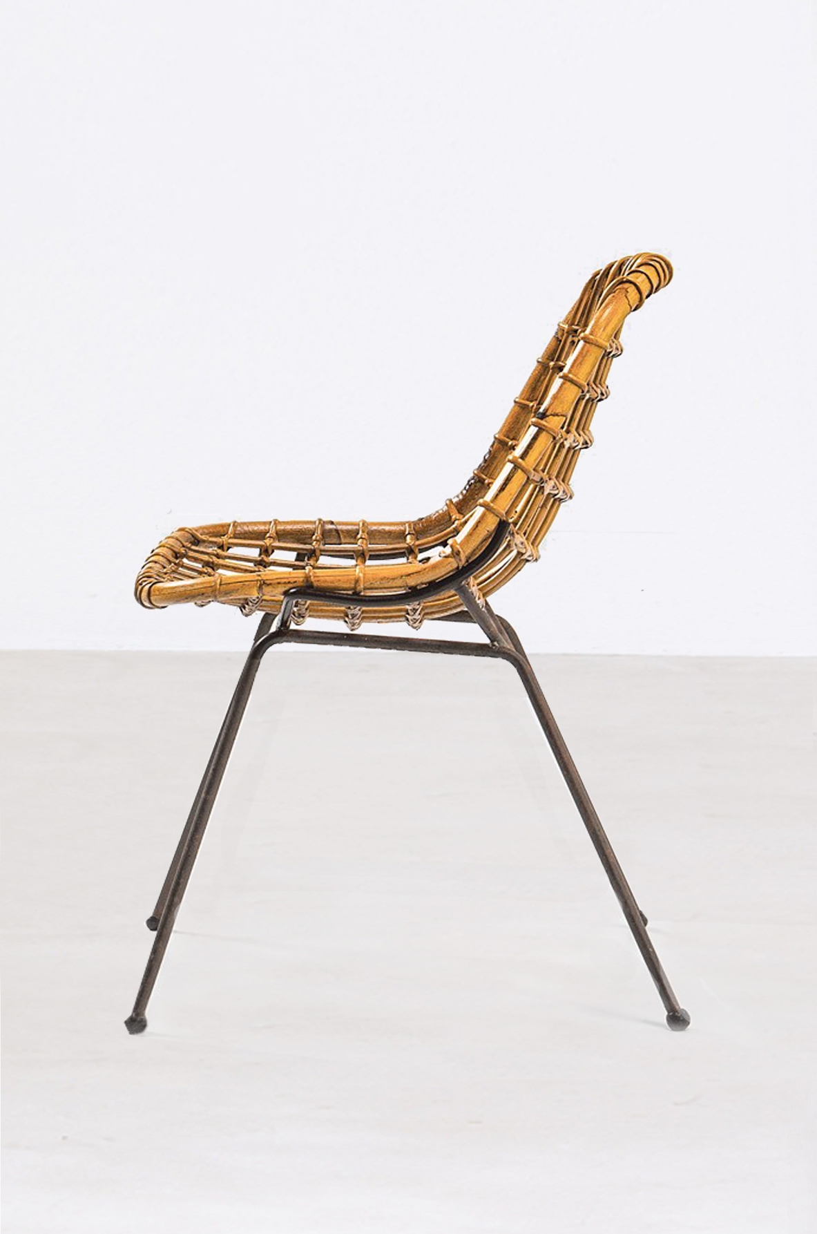 Gian Franco Leger. Set di otto sedie in rattan curvato e tondino di ferro, 1960ca