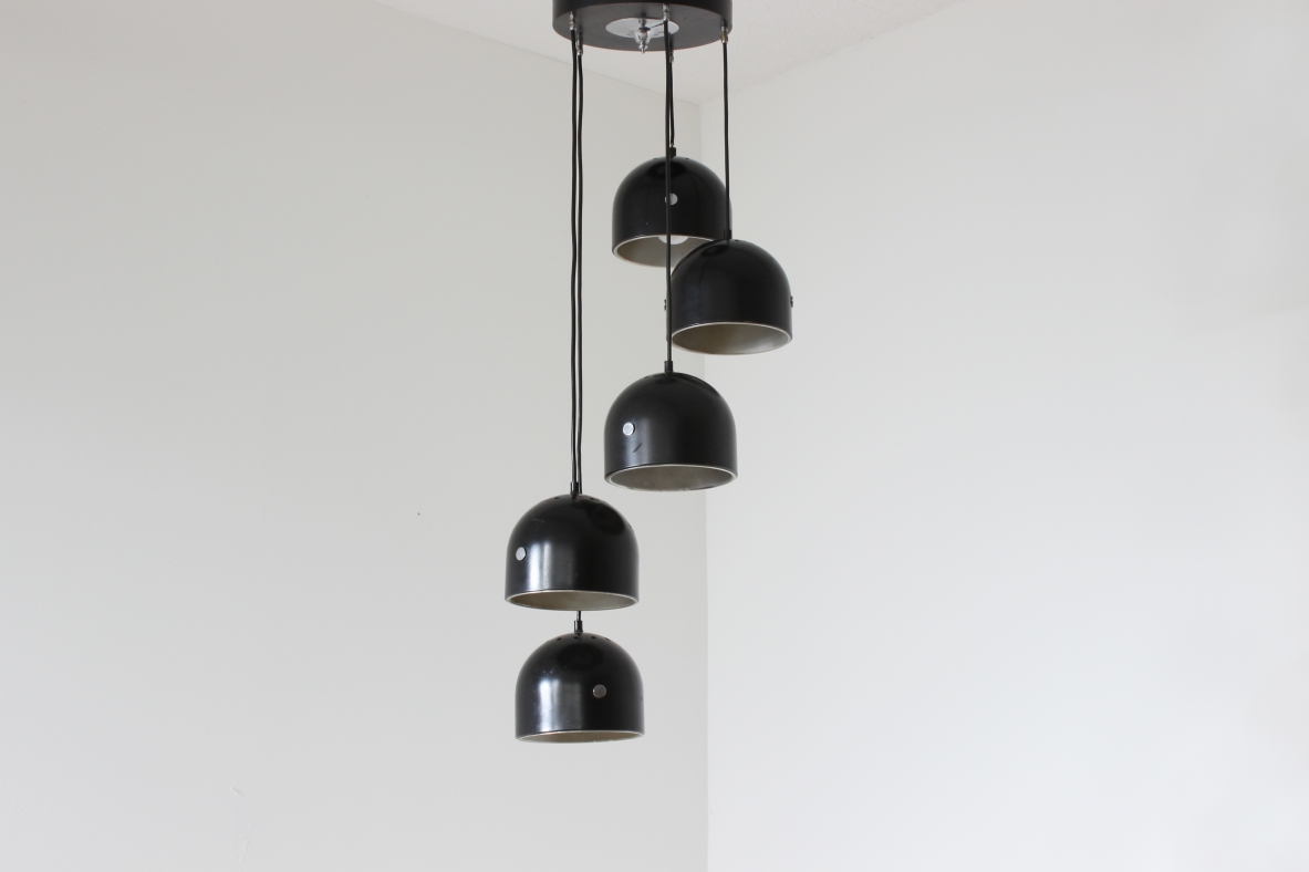 Lampadario a 5 luci con semisfere in metallo laccato.  Manifattura italiana 1960ca.