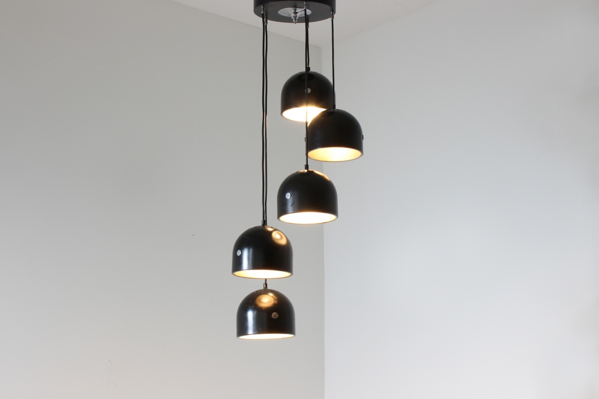 Lampadario a 5 luci con semisfere in metallo laccato.  Manifattura italiana 1960ca.