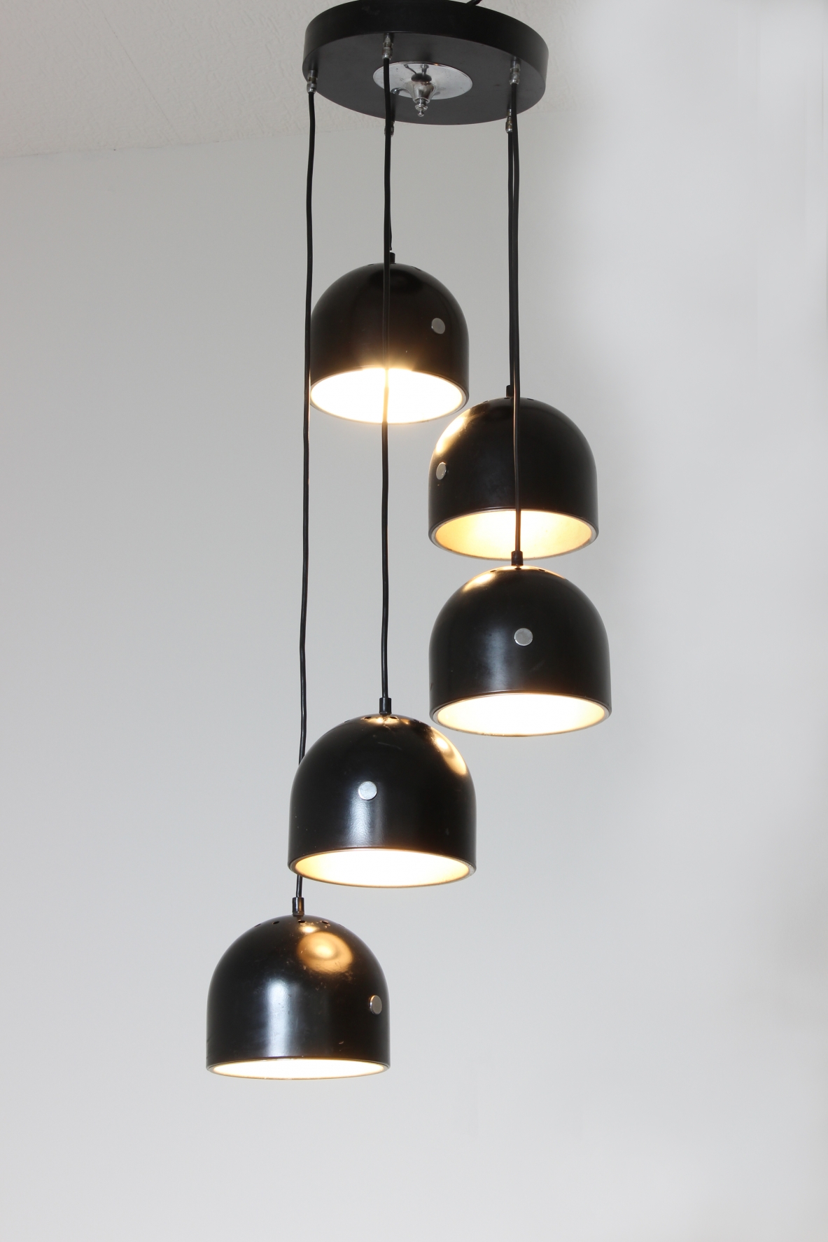Lampadario a 5 luci con semisfere in metallo laccato.  Manifattura italiana 1960ca.