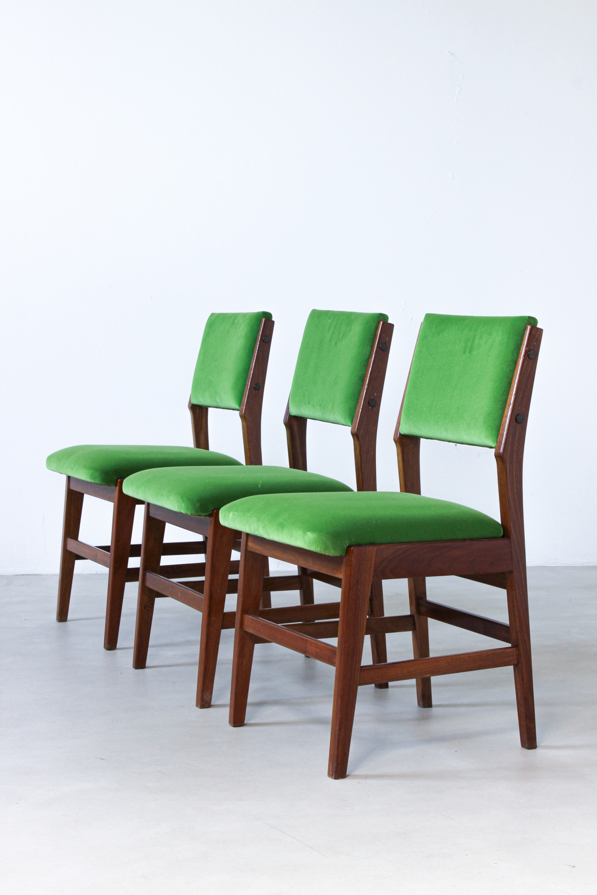 Sei sedie con struttura in legno e seduta e schienale in tessuto imbottito.  Attribuzione Gio Ponti anni 50.