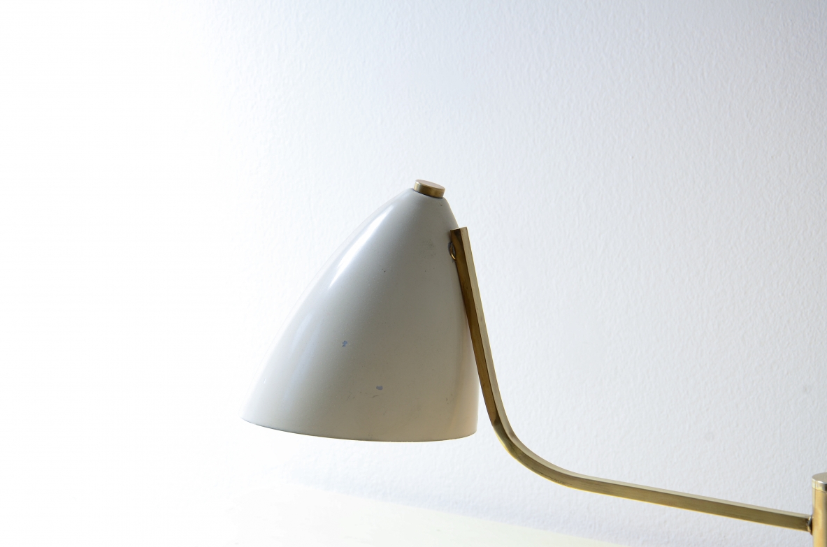 Lampada da tavolo in metallo e ottone con braccio snodabile in ottone e cappello in metallo verniciato.  Manifattura Italiana, 1950ca.
