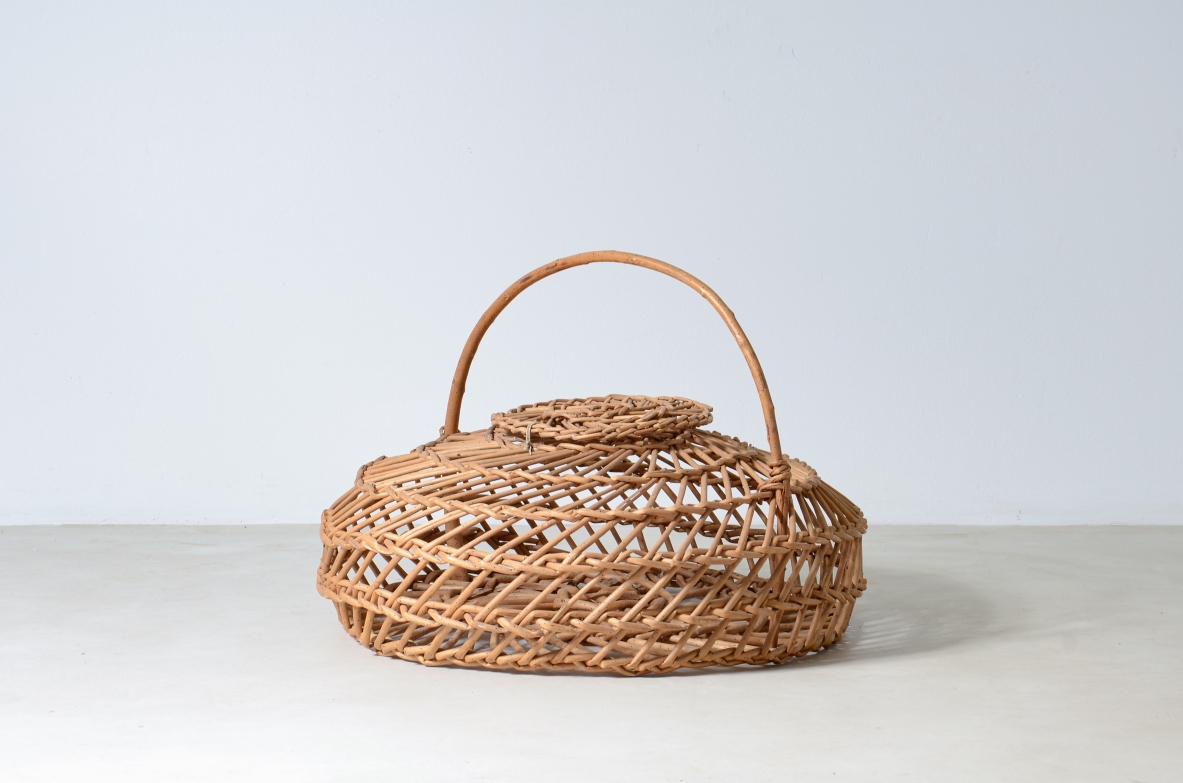 Grande cesto con coperchio e manico in legno di tiglio intrecciato.  Manifattura italiana, 1900.