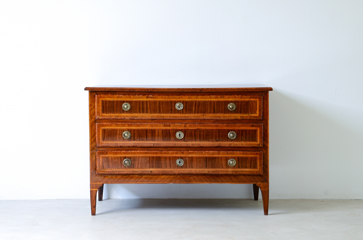 Cabinet in walnut veneered wood with rosewood, maple and olive wood threads. Three drawers with brass handles and vents.  Italian manufacture, Lombardy, Louis XVI era, around 1780.