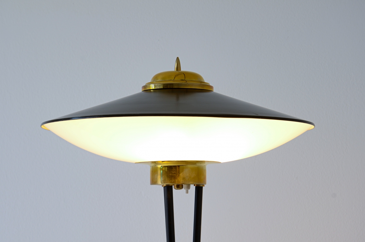 Lampada da terra con struttura in metallo e dettagli in ottone, cappello in metallo e vetro curvato.  Produzione Stilnovo, 1950ca.