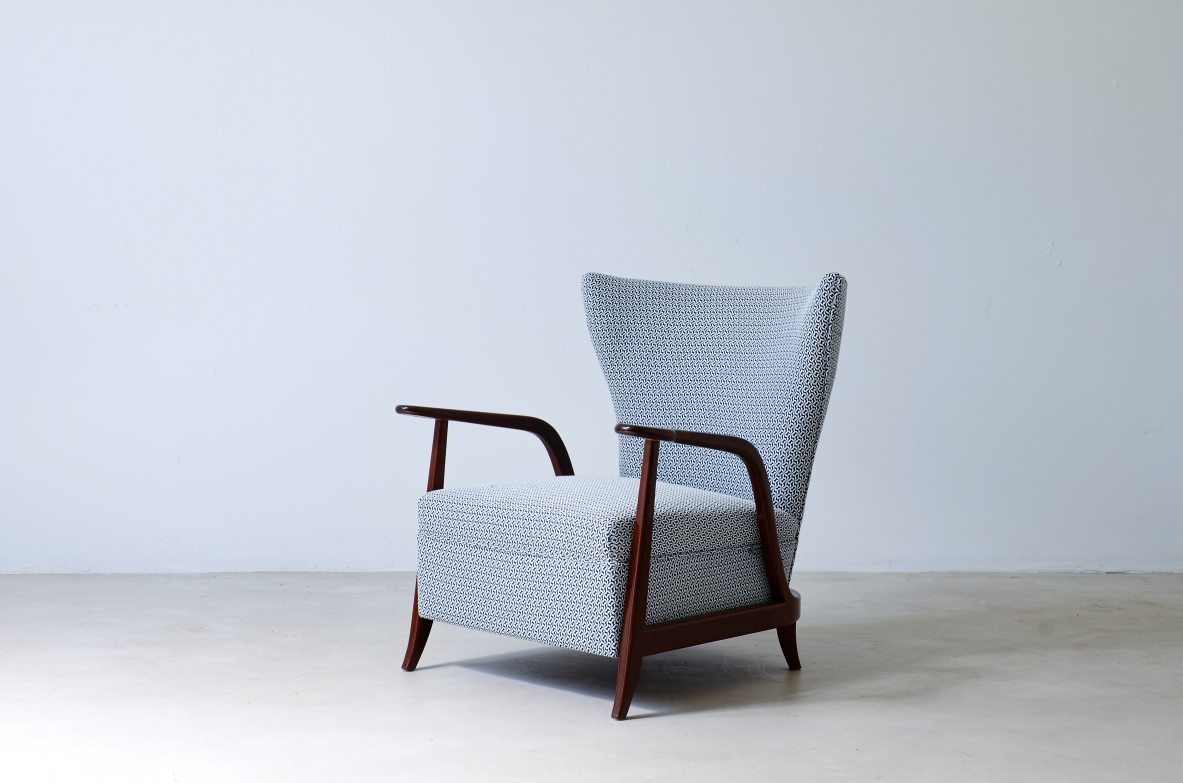 Enrico Ciuti (1910 - 1991)  Elegant armchair in curved wood and upholstered fabric  Italian manufacture, around 1940.