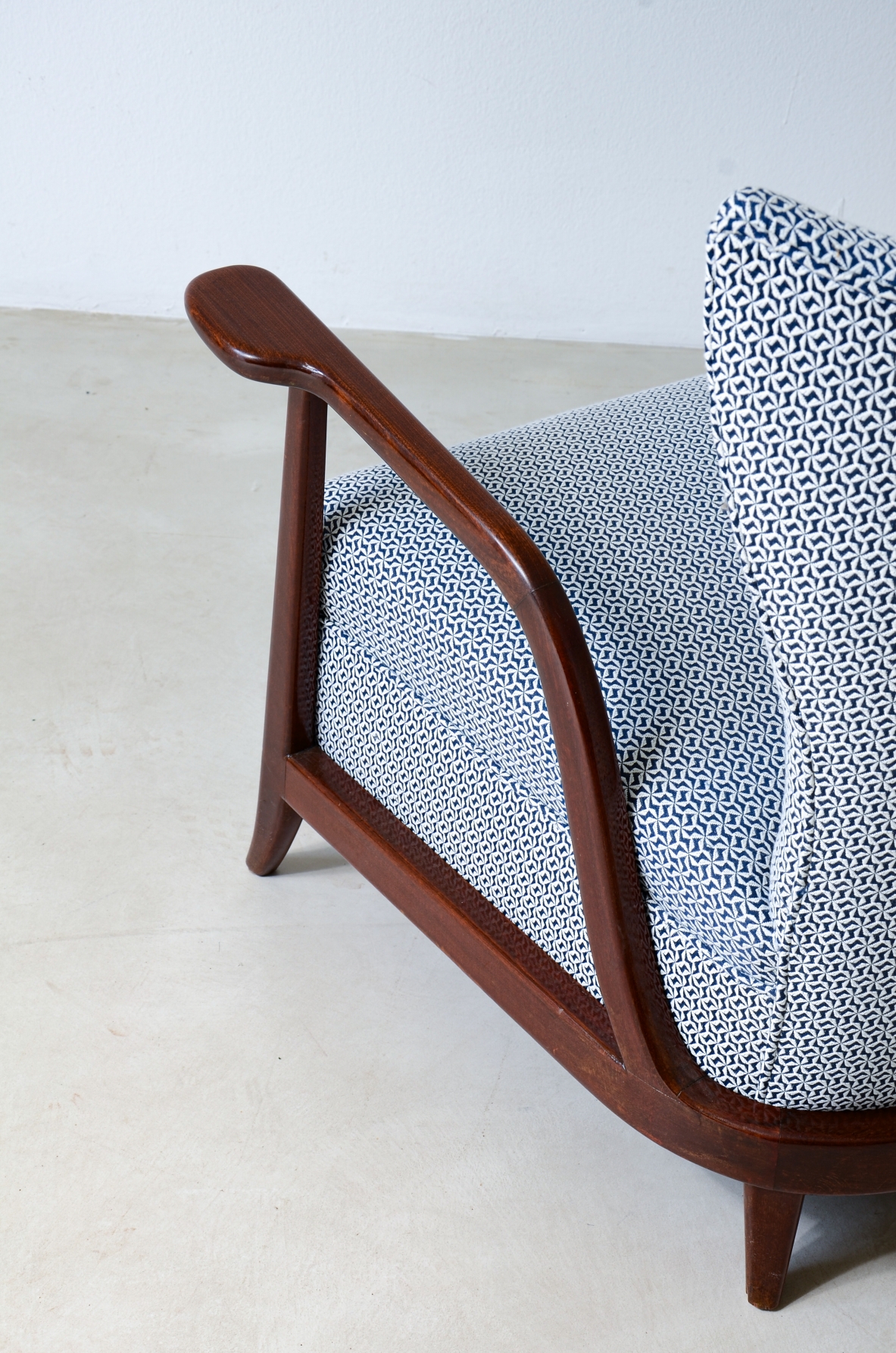 Enrico Ciuti (1910 - 1991)  Elegant armchair in curved wood and upholstered fabric  Italian manufacture, around 1940.