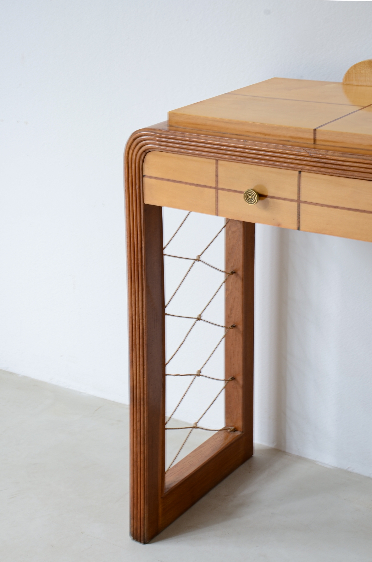 Console table in maple wood with threads on the top, two drawers on the front and uprights with geometric weaving in rope.