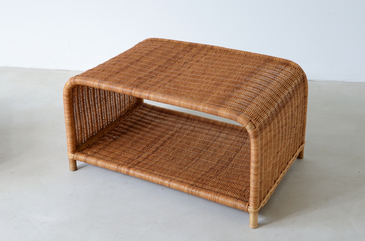 Coppia di grandi tavolini in legno curvato e giunco intercciato.  Manifattura italiana 1960ca.