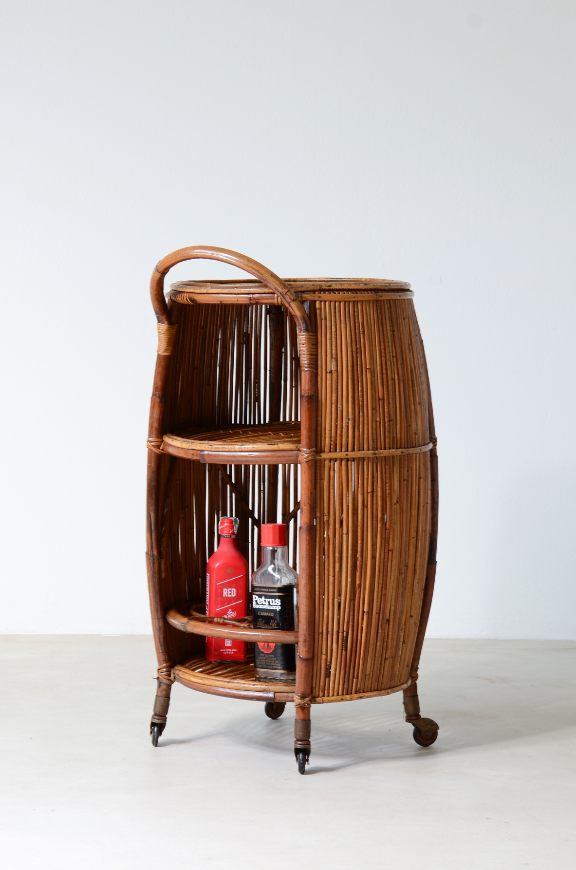 Mobile bar in giunco e rattan con piano in legno e scomparti porta bottiglie bicchieri.  Manifattura italiana, 1950ca.