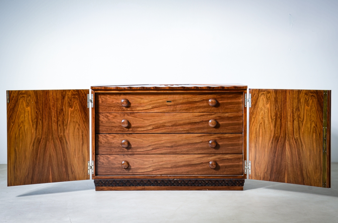 Borsani Varedo  Unique chest of drawers made of a very high quality with 4 drawers hidden by two doors with grooves that continue on the top forming a shell design.  Walnut and walnut briar, metal and brass details.
