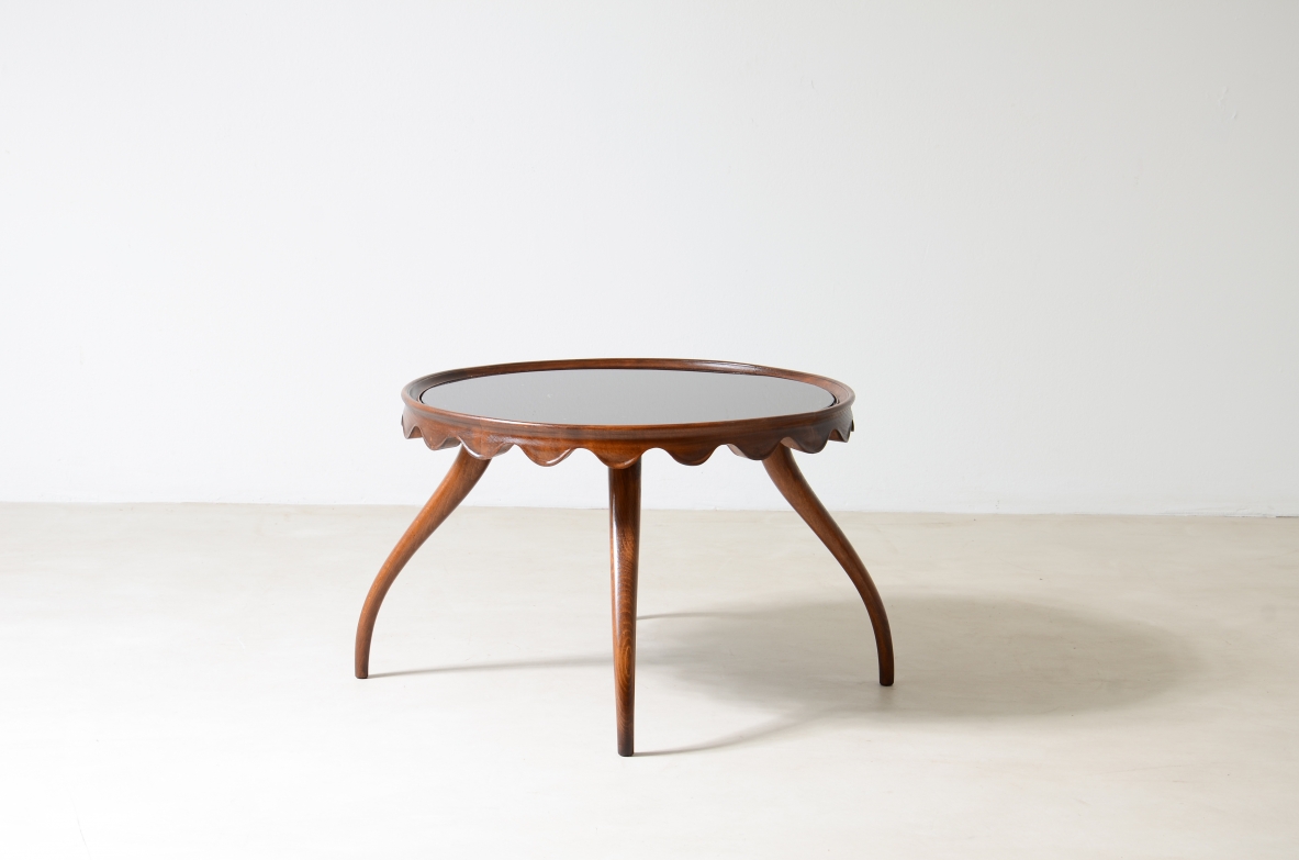 Paolo Buffa (1913-2000)  Tavolino in legno con piano in vetro opalino e fascia con elegante motivo a onda, gambe sagomate.  Manifattura Spartaco Brugnoli, 1940/50.