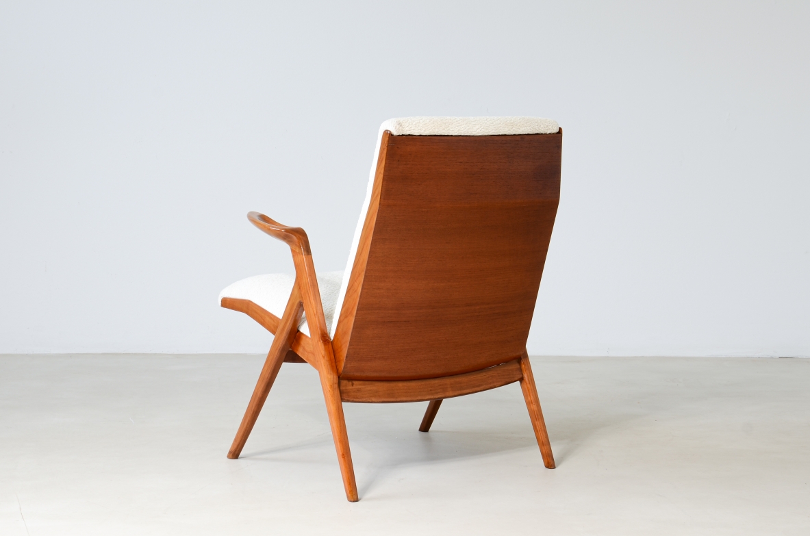 Taichiro Nakay  Rara poltroncina in ciliegio e tessuto imbottito.  Manifattura italiana, Permanente mobili Cantù, 1955.