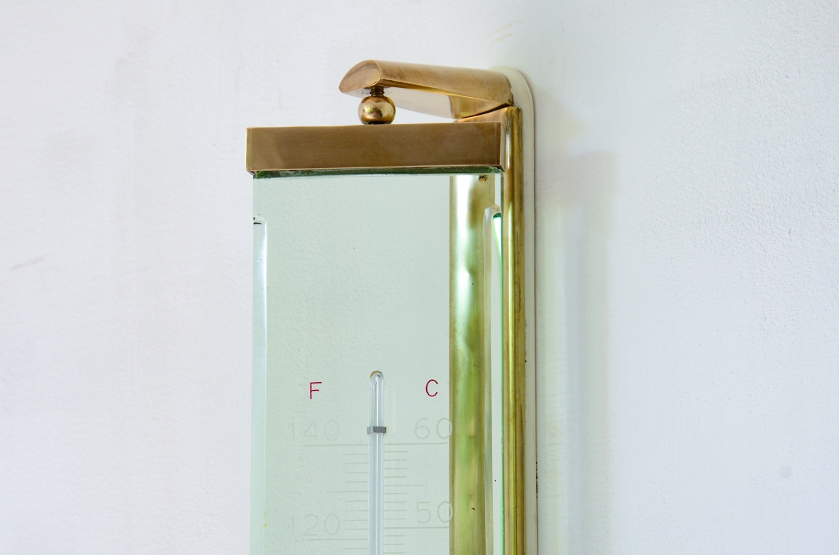 Fontana Arte  Grande termometro in vetro molato color verde Nilo con struttura in ottone.  Manifattura anni 40/50.