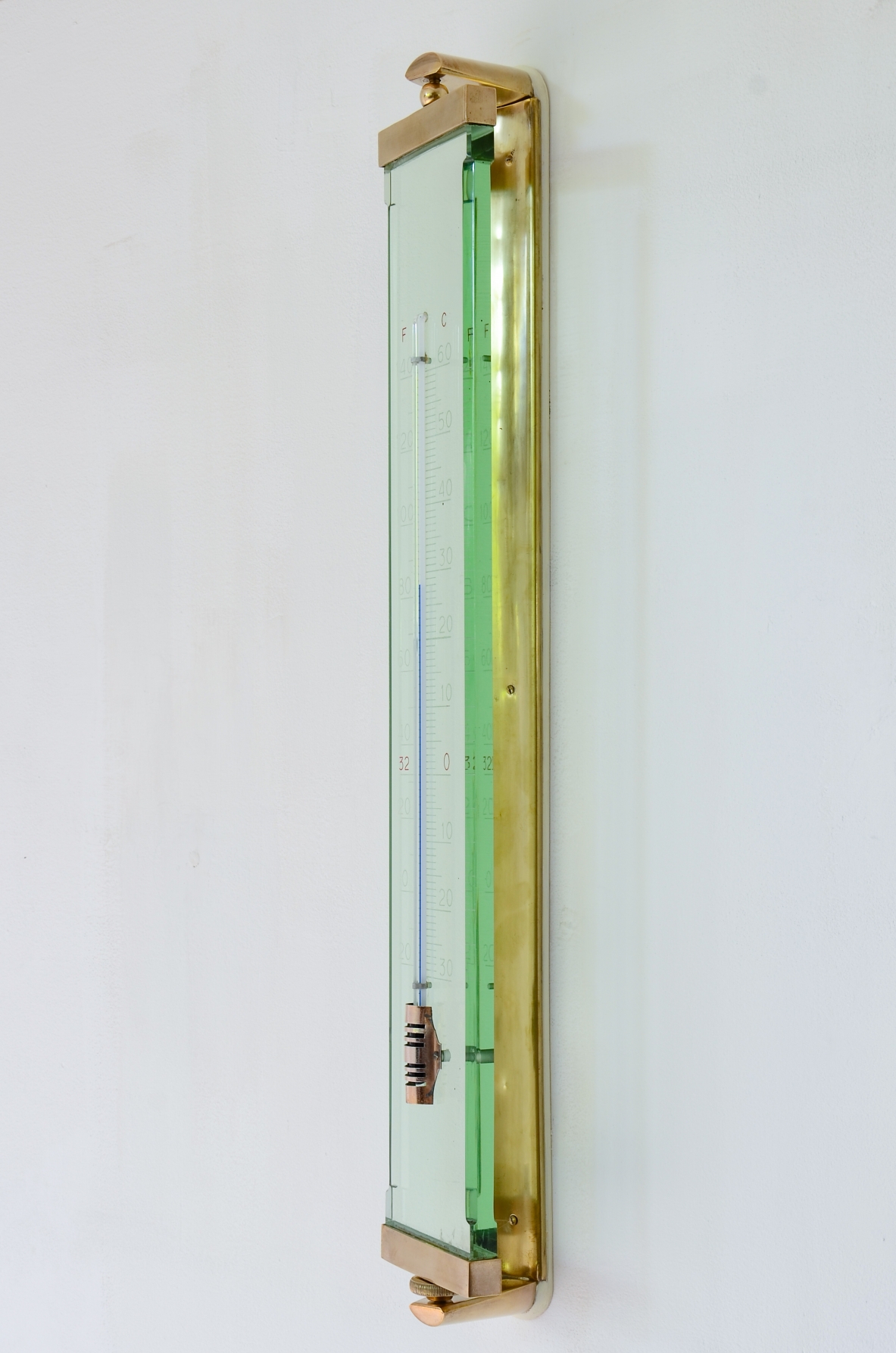 Fontana Arte  Grande termometro in vetro molato color verde Nilo con struttura in ottone.  Manifattura anni 40/50.