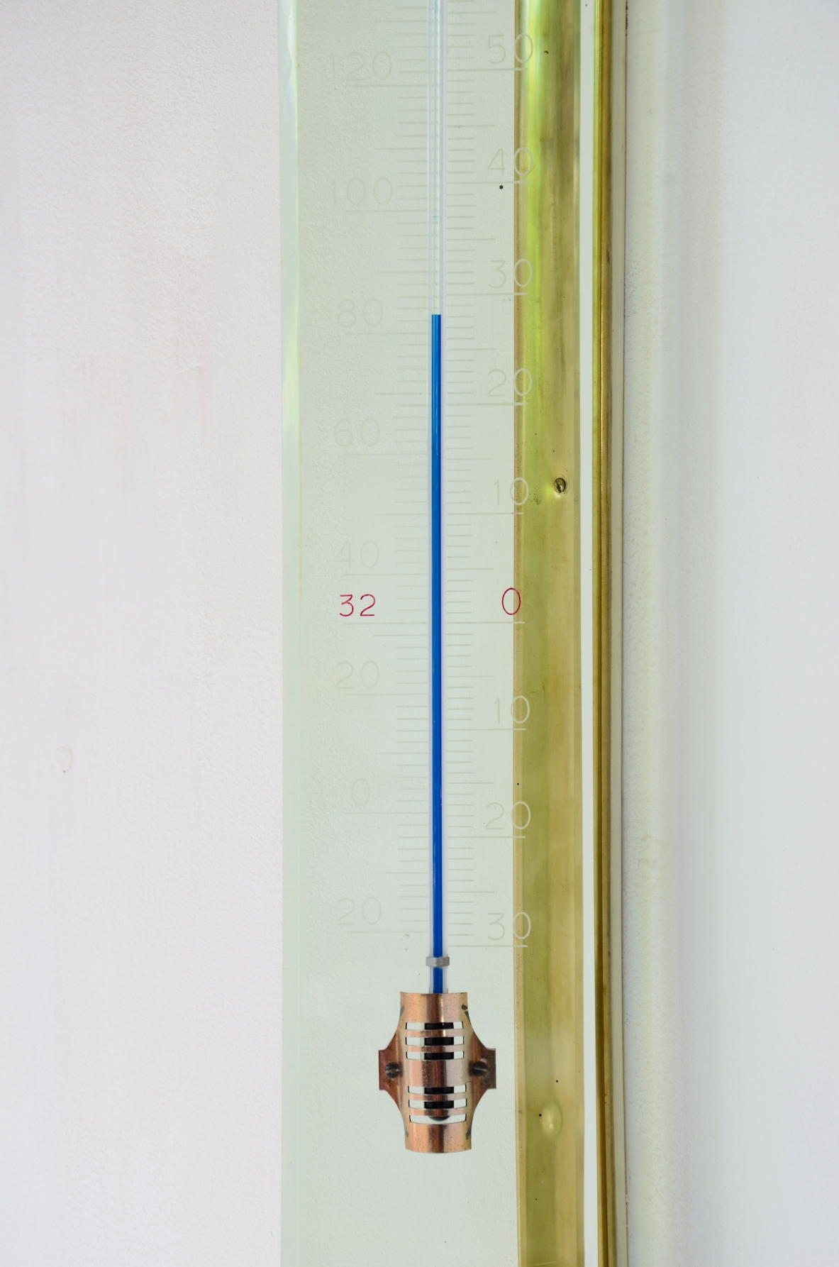 Fontana Arte  Grande termometro in vetro molato color verde Nilo con struttura in ottone.  Manifattura anni 40/50.