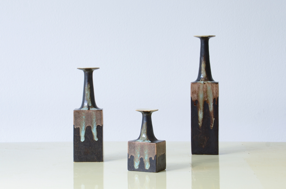 Bruno Gambone (Vietri sul mare 1936)  Set di vasi a bottiglia in ceramica.  Manifattura Vietri 1970ca.