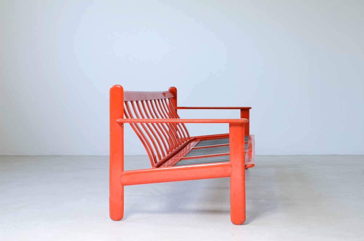 Vico Magistretti (1920-2006)  Three-seater sofa in lacquered wood with wavy backrest.  Perfect original condition, cushions in progress.  Model Carimate, Italy, 1959.
