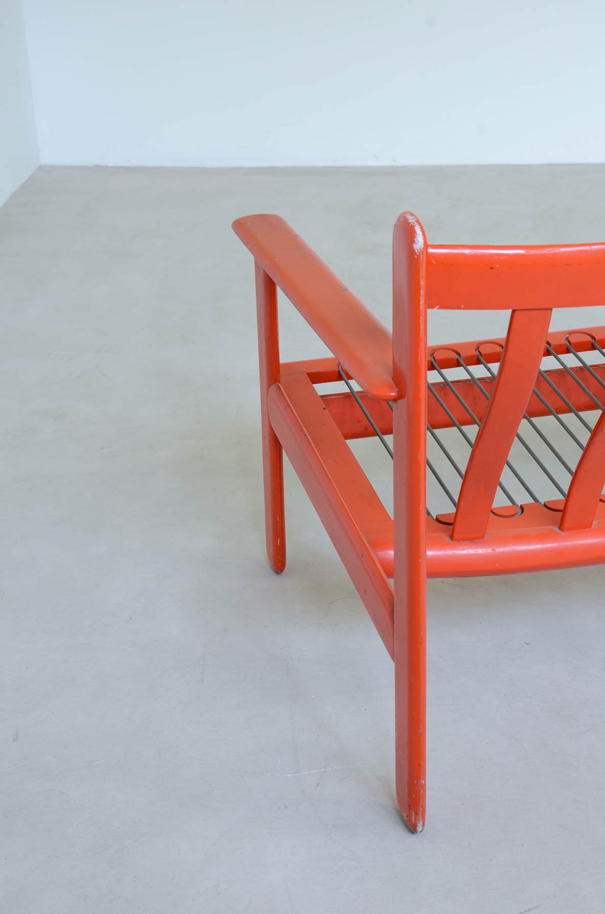Vico Magistretti (1920-2006)  Three-seater sofa in lacquered wood with wavy backrest.  Perfect original condition, cushions in progress.  Model Carimate, Italy, 1959.