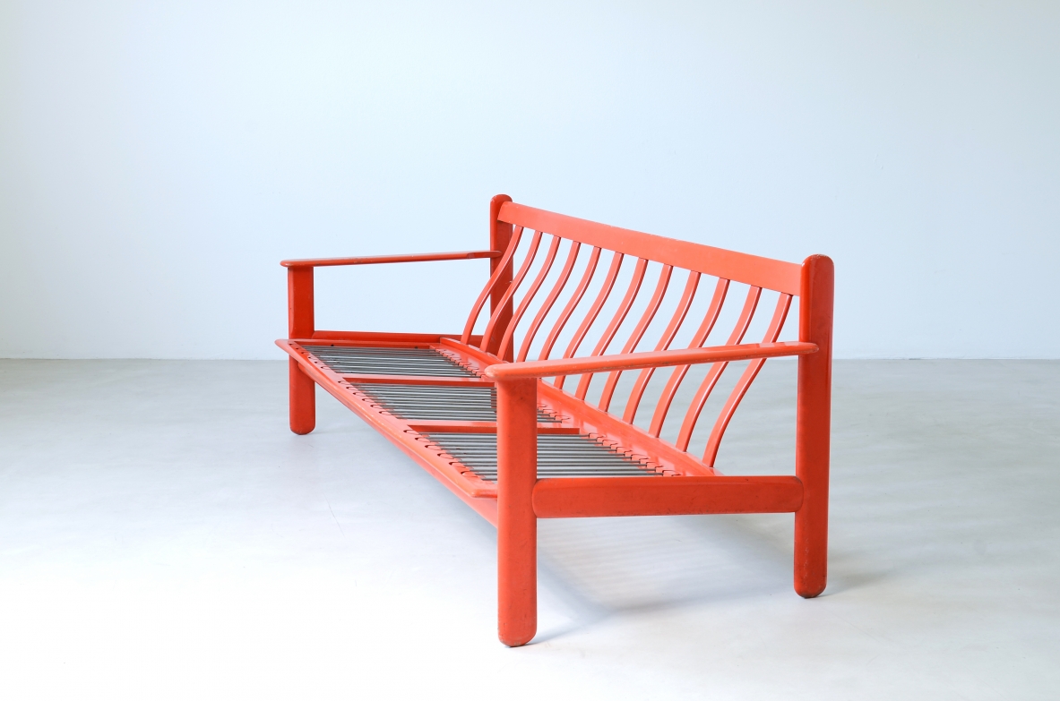 Vico Magistretti (1920-2006)  Three-seater sofa in lacquered wood with wavy backrest.  Perfect original condition, cushions in progress.  Model Carimate, Italy, 1959.