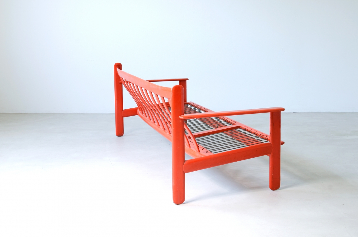 Vico Magistretti (1920-2006)  Three-seater sofa in lacquered wood with wavy backrest.  Perfect original condition, cushions in progress.  Model Carimate, Italy, 1959.