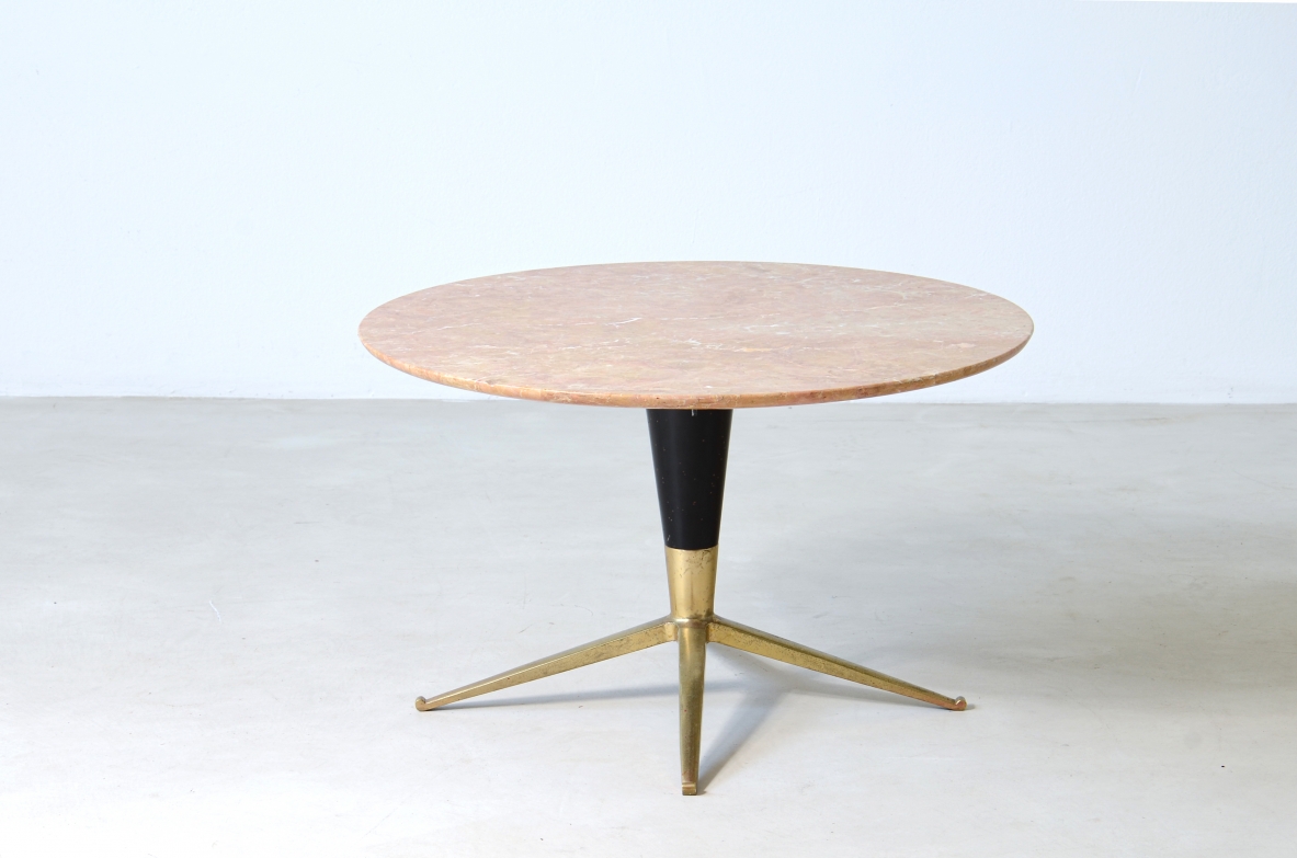 Melchiorre Bega (1898-1976)  Tavolino con base a quattro razze in ottone, fusto in legno tornito e piano in marmo.  Manifattura Bega & C.Bologna anni 50.