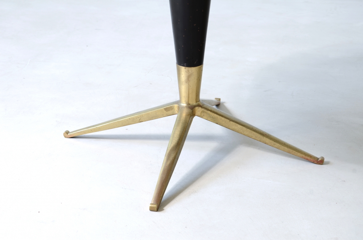 Melchiorre Bega (1898-1976)  Tavolino con base a quattro razze in ottone, fusto in legno tornito e piano in marmo.  Manifattura Bega & C.Bologna anni 50.