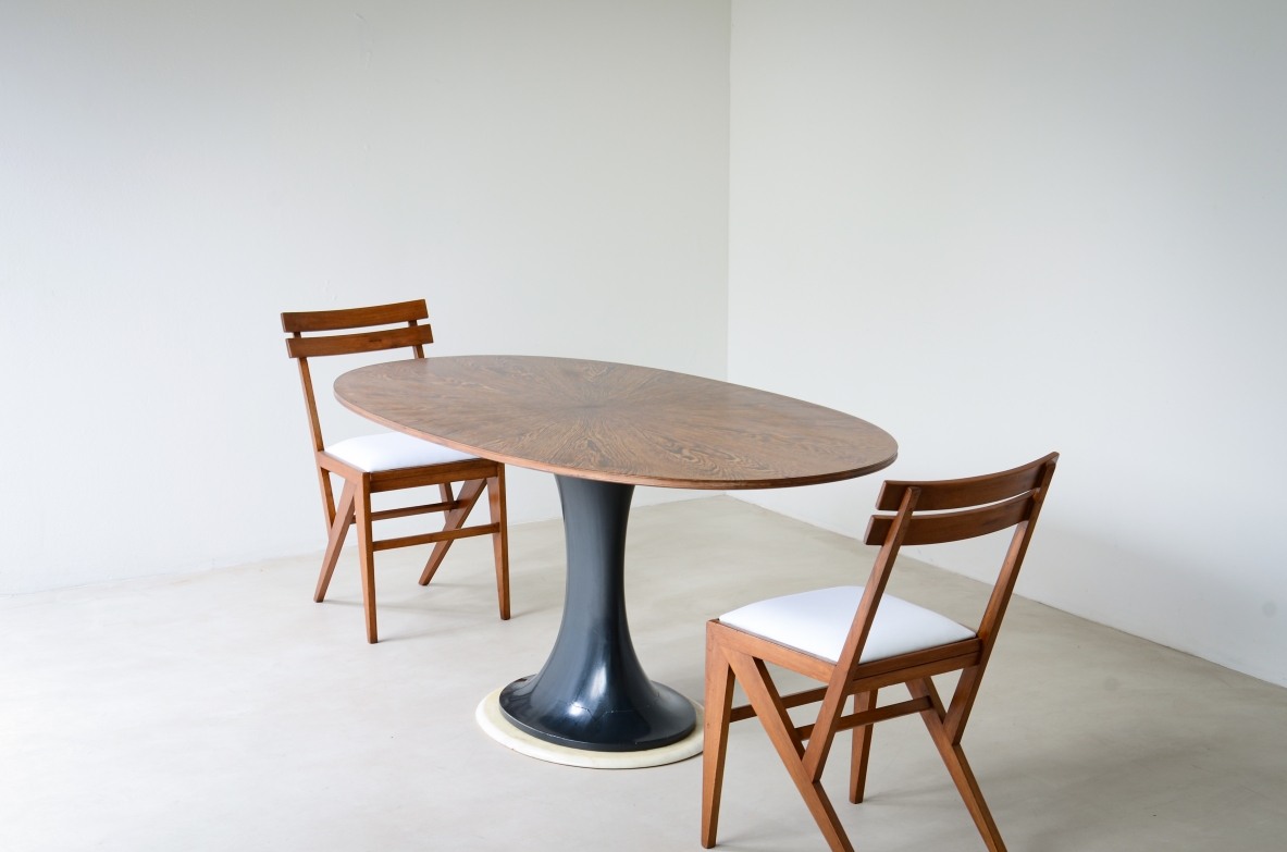 Elegante tavolo ovale con base tornita in legno laccato blu petrolio e disco in marmo, piano lastronato in legno di palma.  Scuola di Torino, 1960ca.