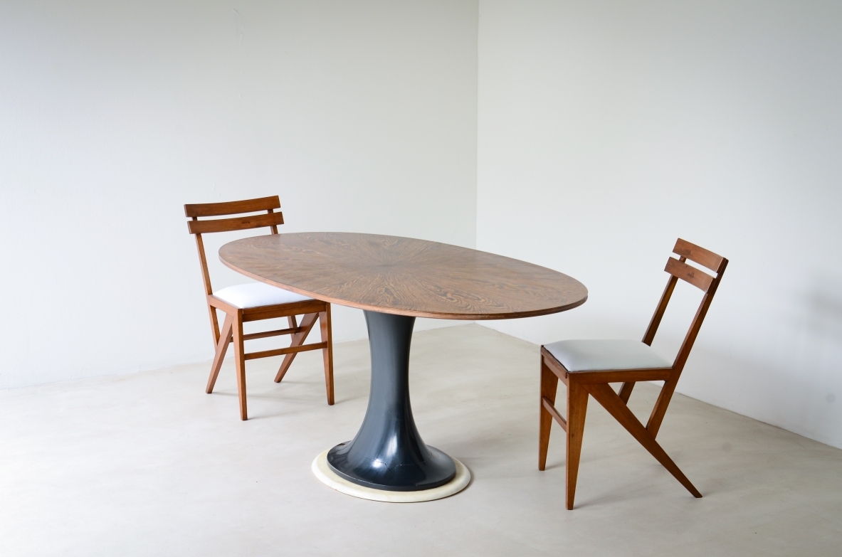 Elegante tavolo ovale con base tornita in legno laccato blu petrolio e disco in marmo, piano lastronato in legno di palma.  Scuola di Torino, 1960ca.