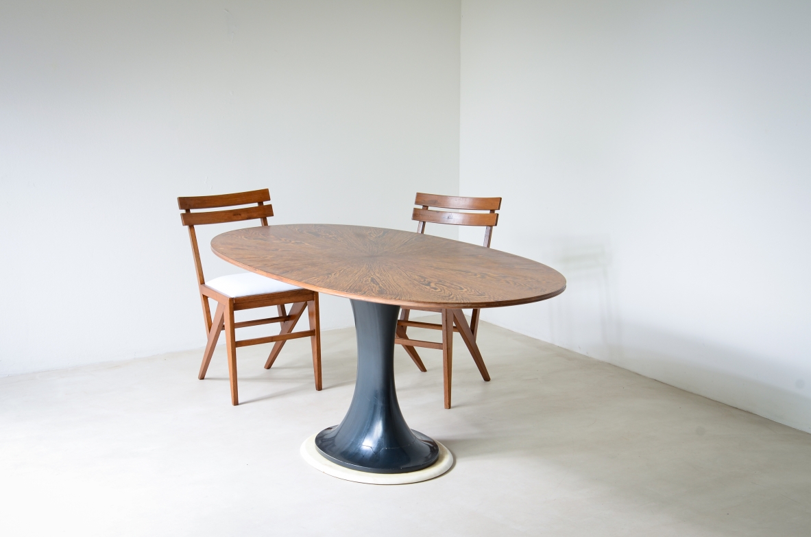 Elegante tavolo ovale con base tornita in legno laccato blu petrolio e disco in marmo, piano lastronato in legno di palma.  Scuola di Torino, 1960ca.