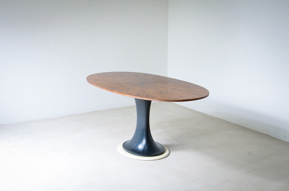 Elegante tavolo ovale con base tornita in legno laccato blu petrolio e disco in marmo, piano lastronato in legno di palma.  Scuola di Torino, 1960ca.