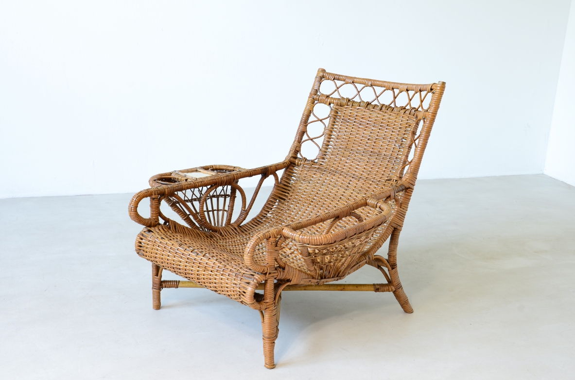 Coppia di eleganti poltrone in salice con lavorazione ad intreccio sulla seduta e sullo schienale oltre a dettagli, forme e decori composti.  Manifattura italiano 1950ca.