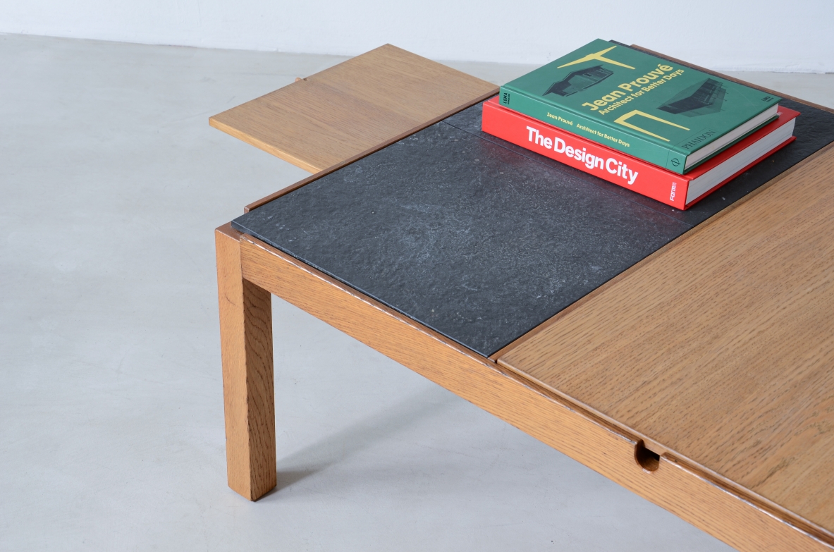Tavolo basso con piano in legno e ardesia, uno scomparto sotto al piano centrale in legno e due tiretti a lato.  Manifattura italiana anni 60.