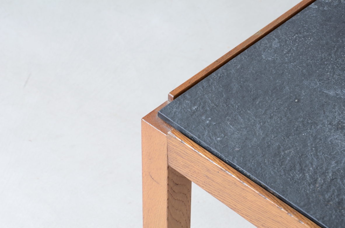 Tavolo basso con piano in legno e ardesia, uno scomparto sotto al piano centrale in legno e due tiretti a lato.  Manifattura italiana anni 60.